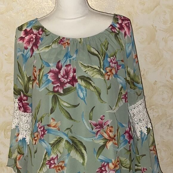 NWT! Coastal Casuals Floral Top! - Picture 5 of 12